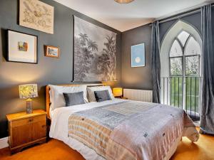 a bedroom with a large bed and a window at 4 Bed in Glasbury 80464 in Glasbury