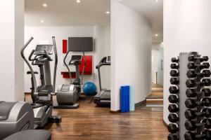 un gimnasio con cintas de correr y máquinas elípticas en Vienna House by Wyndham Andel's Cracow en Cracovia