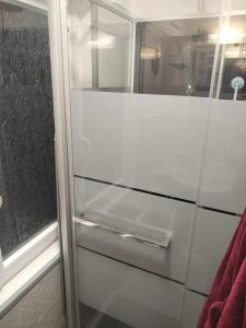 frigorifero bianco con porta in vetro in camera di Chez Alain a Oye-Plage