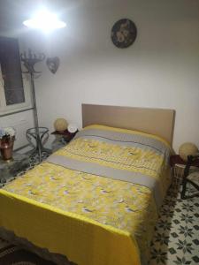 una camera con letto e copriletto giallo di Chez Alain a Oye-Plage