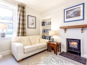uma sala de estar com um sofá branco e uma lareira em 3 Bed in Glencoe 80624 em Glencoe
