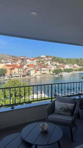 - un salon avec vue sur l'eau dans l'établissement Harbour View House, à Zaton