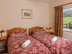 una camera con due letti e una finestra di 3 Bed in Brecon Town BN037 a Llanspyddid