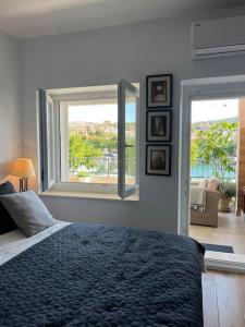 um quarto com uma cama e uma grande janela em Harbour View House em Zaton