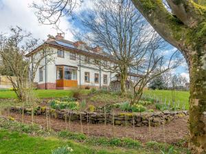 una casa con un jardín delante de ella en 5 bed in West Linton 81467, en West Linton