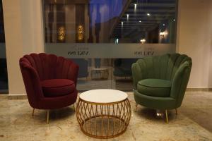 Posezení v ubytování HOTEL VKJ INN Aluva