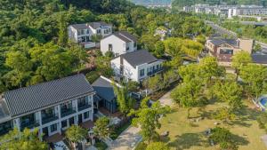 GINLAN JIA RESORT Yuhang Hangzhou في هانغتشو: اطلالة جوية على منزل مع ساحة