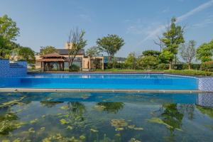 GINLAN JIA RESORT Yuhang Hangzhou في هانغتشو: مسبح امام المنزل ماء