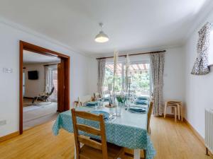 a dining room with a table and chairs at 4 Bed in Netley 82920 in Netley