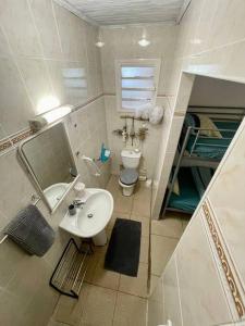 Un baño pequeño con lavabo e inodoro. en La villa Loca Reunion, en Saint-Joseph