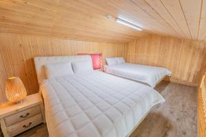 1 dormitorio con 2 camas en una cabaña de madera en Suncheonbay Reed Field Pension, en Suncheon