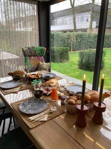 un tavolo con cibo e candele sopra di Via Caput a Lokeren