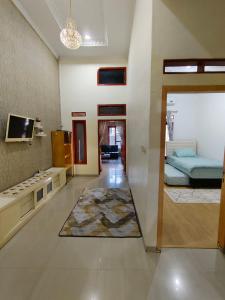 TanjungkarangにあるFifa Homestay & Villa 2BRの広いリビングルーム(ベッド1台、テレビ付)