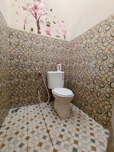 TanjungkarangにあるFifa Homestay & Villa 2BRのバスルーム(木の壁にトイレ付)