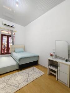 A bed or beds in a room at Fifa Homestay & Villa 2BR