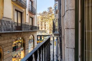 バルセロナにあるEnjoybcn Tallers Apartmentの建物のバルコニーから通りの景色を望めます。