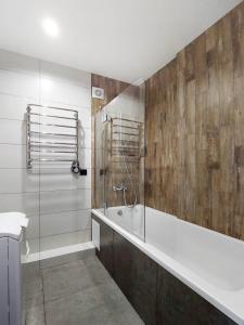 利維夫的住宿－Апартаменти Стрийська，设有带浴缸和淋浴的浴室。