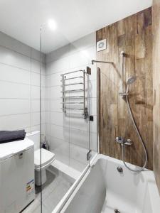 利維夫的住宿－Апартаменти Стрийська，带淋浴、卫生间和浴缸的浴室