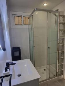 a bathroom with a glass shower and a sink at Jupiter2 Moderno estudio Parque La Paloma in Benalmádena