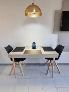 a table with chairs in a kitchen with a light at Jupiter2 Moderno estudio Parque La Paloma in Benalmádena