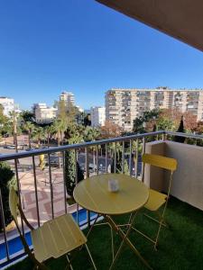 a table and two chairs sitting on a balcony at Jupiter2 Moderno estudio Parque La Paloma in Benalmádena