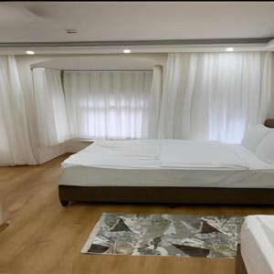 um quarto com uma cama grande e uma janela em BlueRoyal Grand Bazaar em Istambul