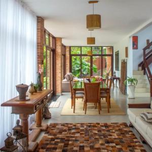 - un salon avec une table et une salle à manger dans l'établissement Pousada Som de Lumiar, à Lumiar