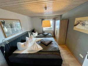 1 Schlafzimmer mit 2 Betten in einem Zimmer in der Unterkunft Arber Alm in Bayerisch Eisenstein