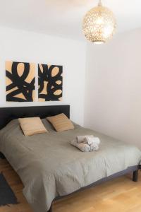 Una cama con dos toallas en una habitación en Nature Montagn view Salève Geneva - 12 pers. 2 logements en Beaumont