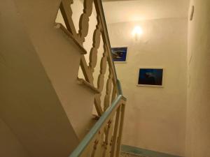 una escalera en un edificio con dos cuadros en la pared en DEMIVIE GUESTHOUSE en Lerici