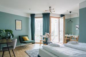 um quarto com uma cama, uma mesa e cadeiras em Decorous cozy city view suite em Viena