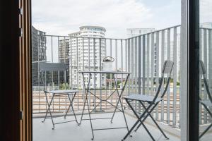 a table and chairs on a balcony with a view at Decorous cozy city view suite in Vienna