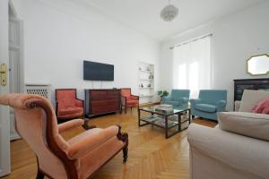 ein Wohnzimmer mit Möbeln und einem Flachbild-TV in der Unterkunft Spanish Steps Family Home by TreasureRome in Rom