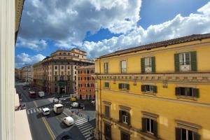 Blick auf eine Stadtstraße mit Gebäuden in der Unterkunft Spanish Steps Family Home by TreasureRome in Rom