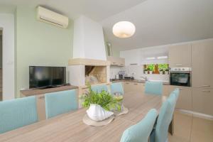 a kitchen and dining room with a table and chairs at Villa Lana by IstriaLux in Vodnjan