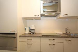 een keuken met een aanrecht met een wastafel en een blender bij Haus am Meer14 - App. 048a WB in Westerland