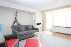 un salon avec un canapé et une table dans l'établissement Haus Metropol - App. 234 SWB, à Westerland