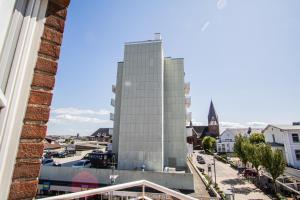 Blick auf ein großes Glasgebäude in einer Stadt in der Unterkunft Horstmann 17 O in Westerland