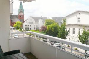 einen Balkon mit Stadtblick in der Unterkunft Grimme 15 WB in Westerland