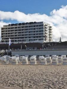 ein Hotel am Strand mit Liegestühlen am Strand in der Unterkunft Haus am Meer14 - App. 159 in Westerland + 3 Fotos