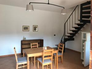 ein Esszimmer mit einem Holztisch und Stühlen in der Unterkunft Appartamenti Il Capomandro in SantʼAnatolia