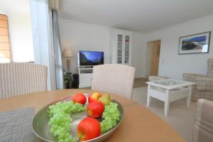 a bowl of fruit on a table in a living room at App König 01 in Westerland (Sylt)