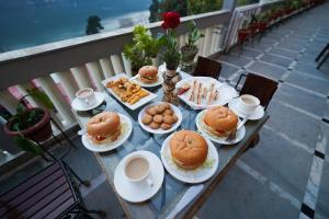 Jídlo v hotelu nebo okolí + 19 fotografií