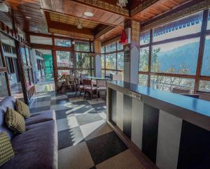 Nespecifikovaný výhled na hory nebo výhled na hory při pohledu z hotelu