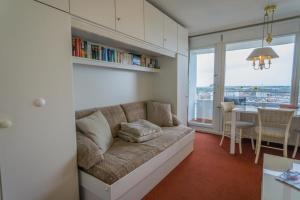 ein Wohnzimmer mit einem Sofa und einem Tisch in der Unterkunft Metropol 276 in Westerland