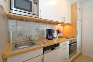 a kitchen with a sink and a microwave at Fischer Boysenstraße in Westerland