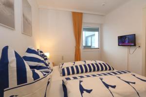 a bedroom with two beds and a window at Fischer Boysenstraße in Westerland