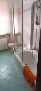 y baño con ducha, bañera y aseo. en Ca'di Gilbi e Pasqui, en La Spezia