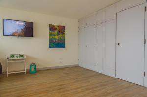 a room with white cabinets and a tv on the wall at Haus Sylter Welle 9-91 WB in Westerland (Sylt)