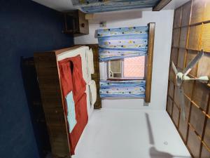 Двох'ярусне ліжко або двоярусні ліжка в номері HOTEL SHIVOM
